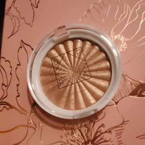 Makeup highlighter